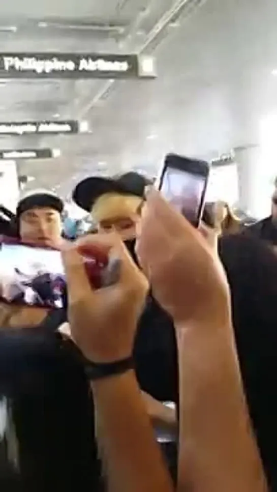 [FANCAM][140411-140412] Los Angeles International Airport - Hobaby