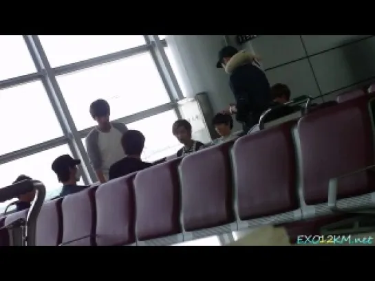 [EXO FANCAM] 120704 EXO-K Playing with Toy Helicopter at Changsha Airport