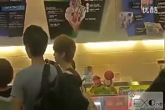 120608 EXO-M Buying Ice Cream at Incheon Airport