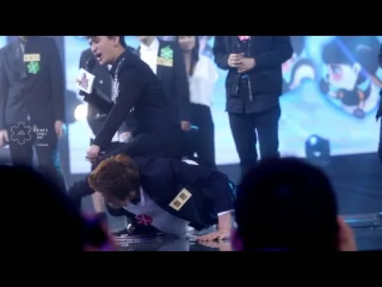 |FANCAM| 130729 China Love Big Concert (Chanyeollie doing push-ups)