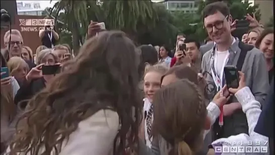 Lorde meets fans