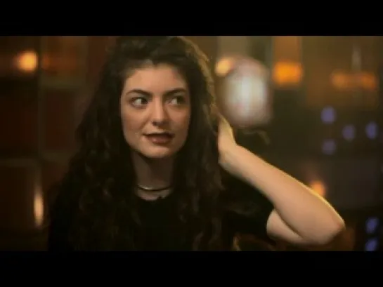 Why Lorde Seems So Mature (Interview @ Orange Lounge  : 27.11.13)