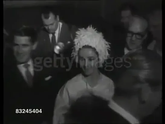 Elizabeth Taylor: "Cleopatra" Premiere in London