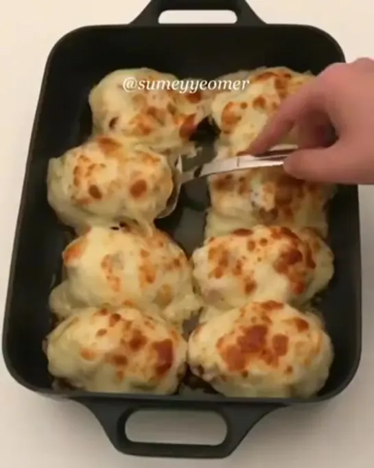 Картофель запеченый с курицей под соусом