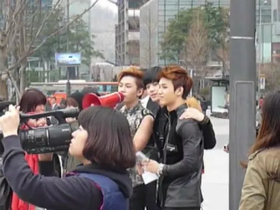 [FANCAM] [12.04.12] BTOB giving away flyers before M!Countdown