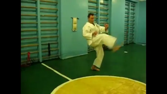 Улучшаем удар ногой Мае-гери на резинках - Improving kick Mae-geri with rubber bands in karate