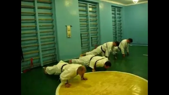 Отжимания от пола с резинками - Push-ups from the floor with rubber bands in karate