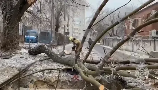 МЧС помогает в непогоду