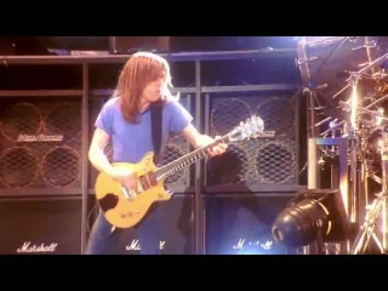 AC/DC - Shoot to Thrill (Live At Donington)