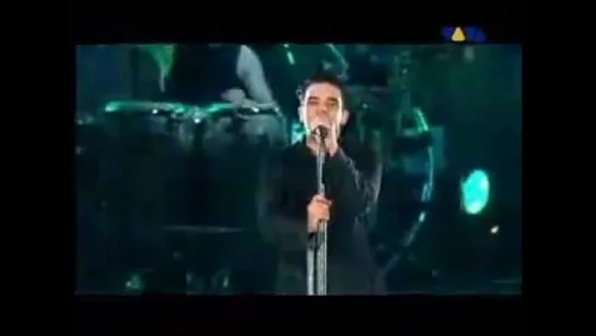 Robbie Williams - Feel (Live at Knebworth 2003)