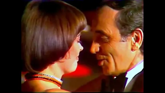 Mireille Mathieu et Charles Aznavour ♫ Slowly 19/12/1977