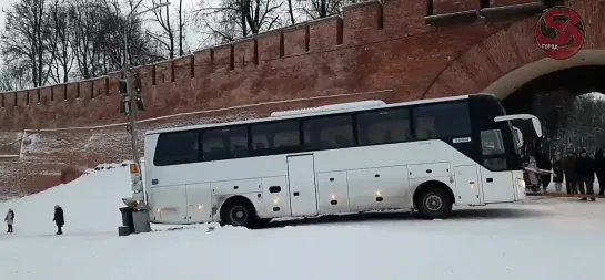 У входа в Новгородский Кремль