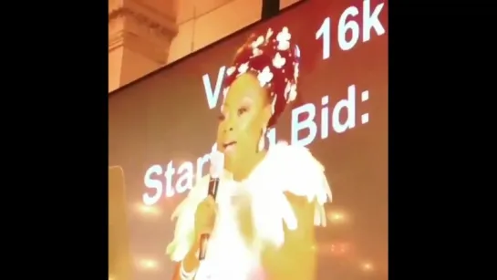 Blue Ivy Carter stole the show at a recent art auction. Swipe left to watch the 6-year old bid up to $19,000 USD for fine art.