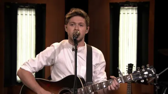 Niall Horan Performs 'This Town'