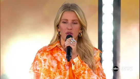 Ellie Goulding rocks out Central Park to her smash-hit Ligh