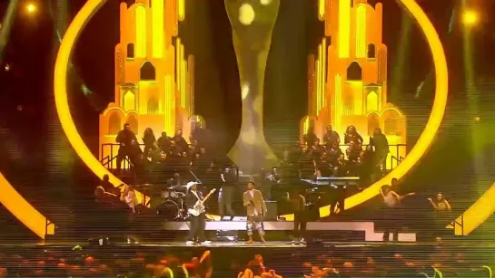 Pharrell Williams – Happy (BRIT Awards 19.2.2014)