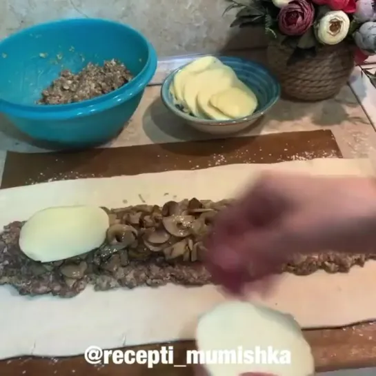 «Мясной рулет из слоёного теста»