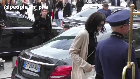 Alexandra Daddario arriving at Le Ritz hotel in Paris - 28.09.2022 (2)