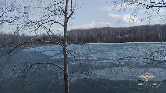 Спасение мужчины, провалившегося под лед водоема