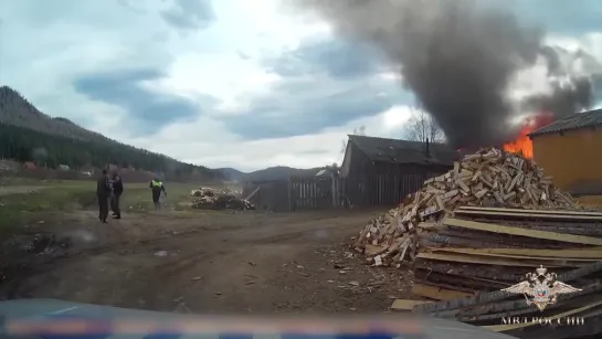 Полицейские спасли на пожаре двоих пожилых людей