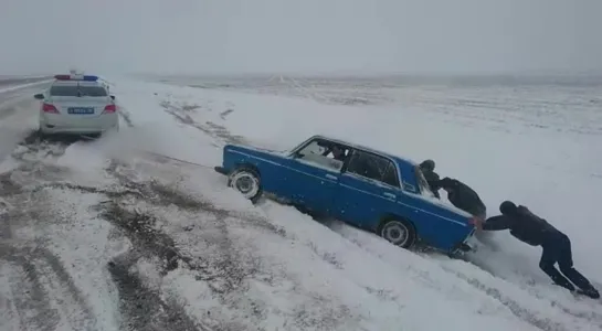 В Ставропольском крае сотрудники Госавтоинспекции спасли от холода замерзающего водителя.