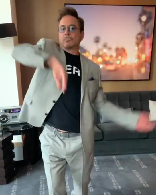 Robert Downey Jr. is dancing | Press Tour 'Avengers: Endgame' Day 2