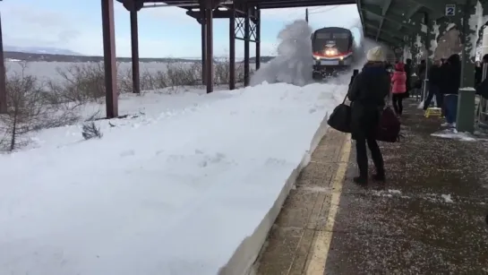 А вoт и пoeзд пoдъexал