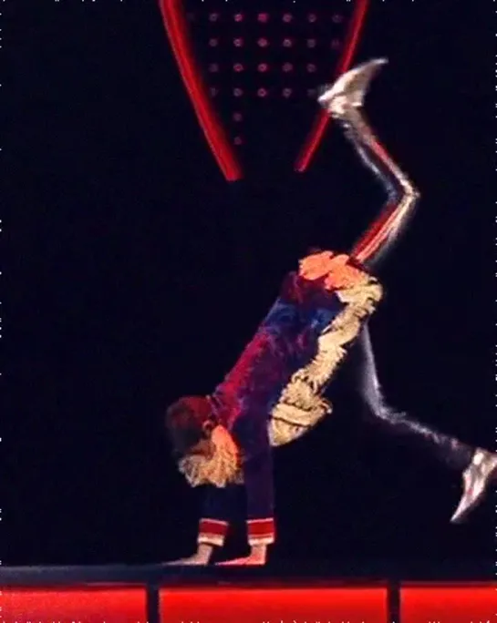 Yunhos flawless handstand is really a work of art. - 유노윤호 U_Know TVXQ 동방신기 東方神起