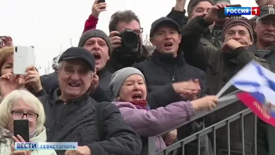 Первый поезд Таврия встретили сотни севастопольцев