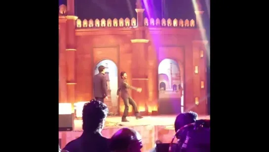 Shah Rukh Khan performs #JabraFan song with Kapil Sharma on sets #TheKapilSharmaShow