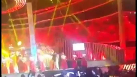 Shahrukh Khan performing on Gerua At TOIFA 2016 Dubai