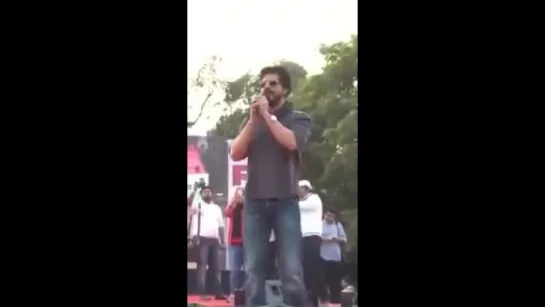 SRK Performing at Hansraj College- JABRA FAN ANTHEM