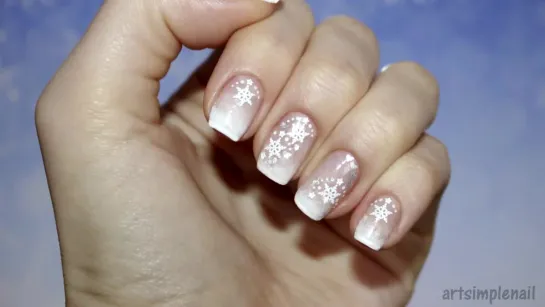 Градиентный французский маникюр на коротких ногтях со снежинками - Winter Snowflake Nail Art