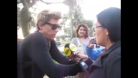 Jason Cooper de The Cure, saludando a sus fans, Lima , Perú - 2013