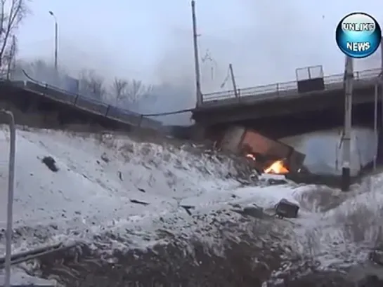 танк Т-64 под руинами Путиловского моста.Донецк.18.01.2015