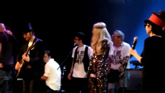 2010 // Lady Gaga & Yoko Ono > Give Peace A Chance - The Orpheum Theater (Gagavision.net)