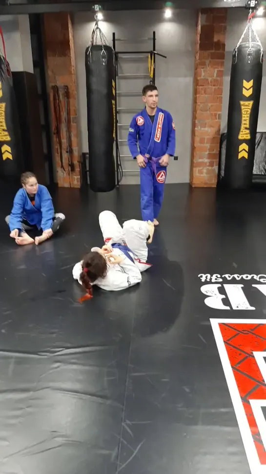 Live: Fight and Roll Girls(bjj,grappling,mma,jiujitsu)