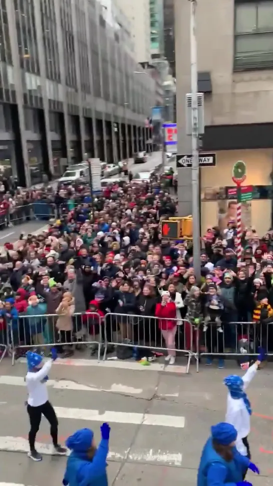 @LeaMichele: The energy out here is amazing! Thank you to everyone out here lining the streets ....also hi  @RadioCity  👋🏻