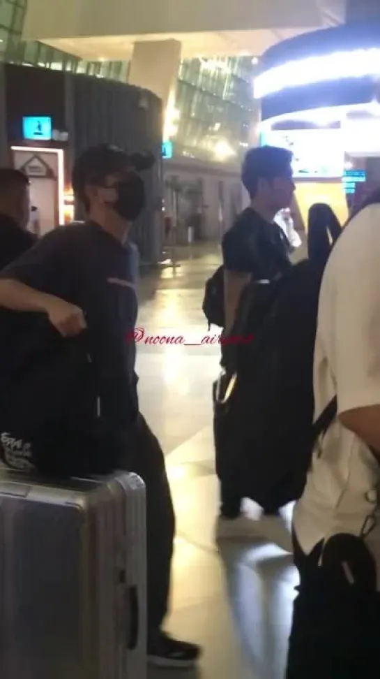 Сталкерство в аэропорту Джакарта 27.09.23 noona_airport