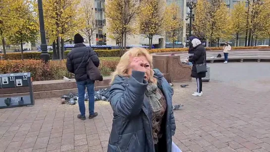 Женщина на антивоенном митинге в Москве (02.11.2020)