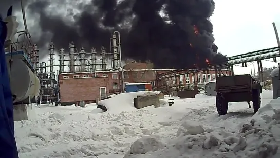 Взрыв на заводе СК в Омске. Видео с пожара внутри завода 2!