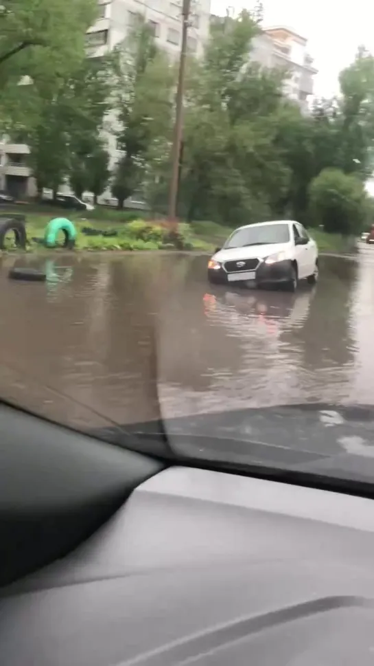 Машина провалилась на ул. Волгоградская, 24 (07.06.2019)