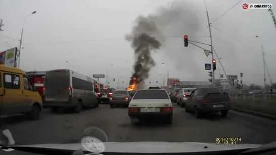 В Омске на перекрестке у ТЦ «МЕГА» загорелся автомобиль