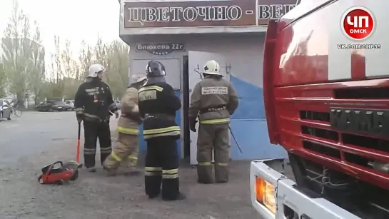 Взлом ларька пожарными на Блюхера в Омске (14.05.2014)