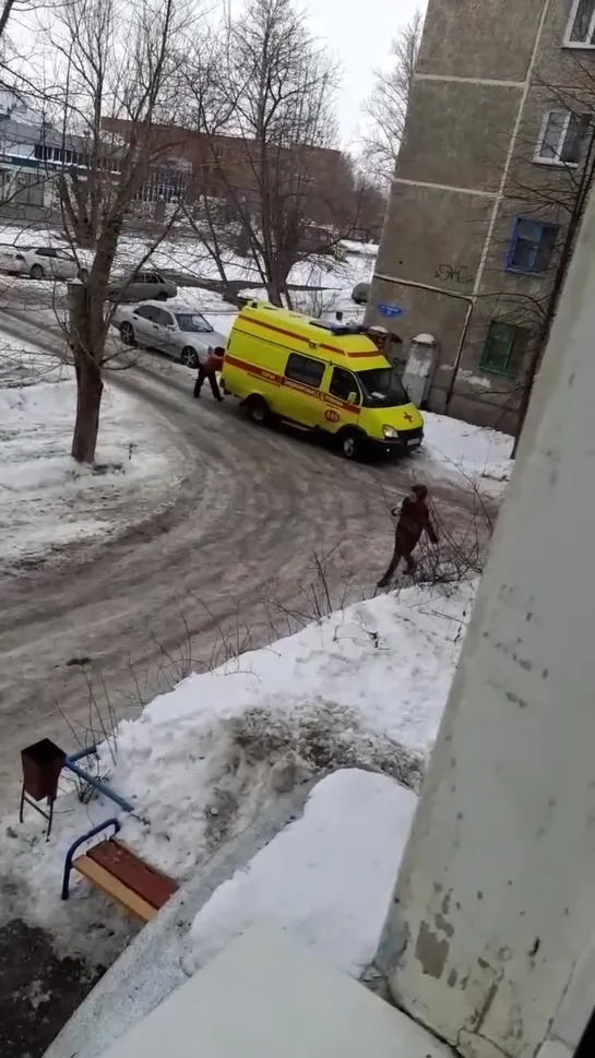 Толкают машину скорой помощи на ул. Химиков (02.03.2020)