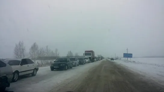 Казахстанцы стоят в длинной очереди в Омск (16.12.2014)