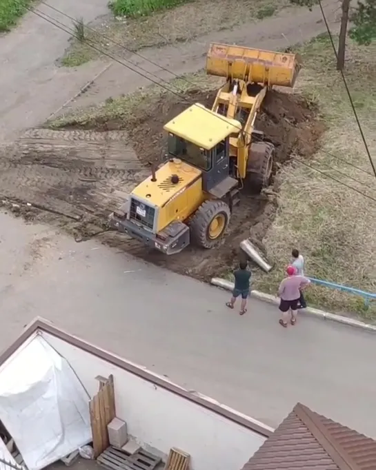 Засыпали газон на ул. Перелета (26.06.2019)