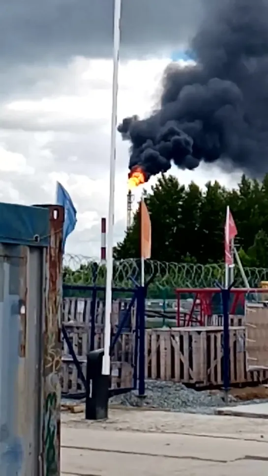 Дымящий факел в Нефтяниках (19.06.2019)