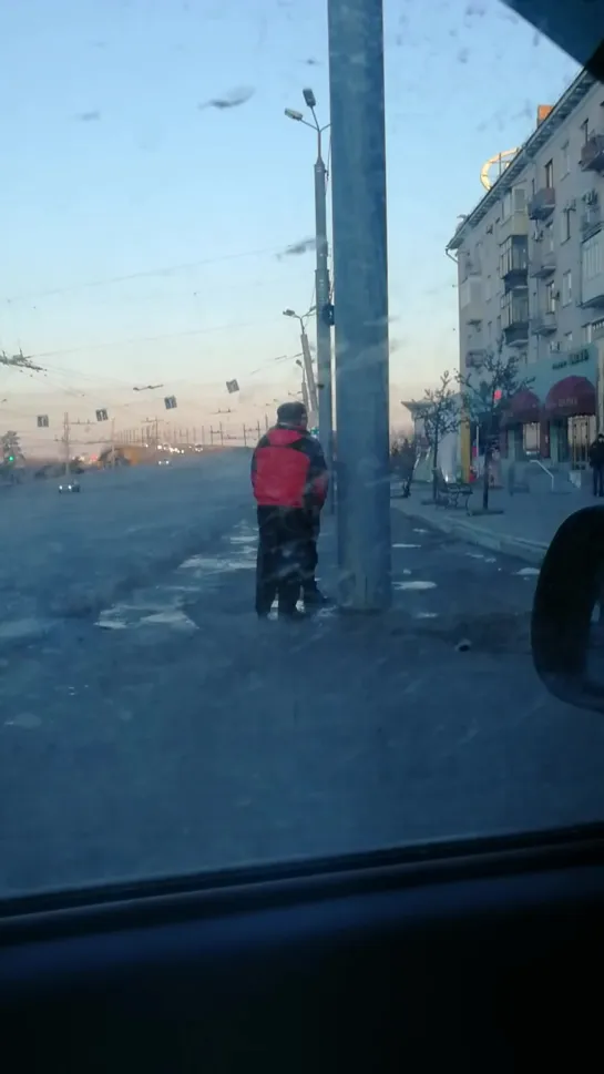 Устроили туалет на остановке Жемчужина (06.04.2019)