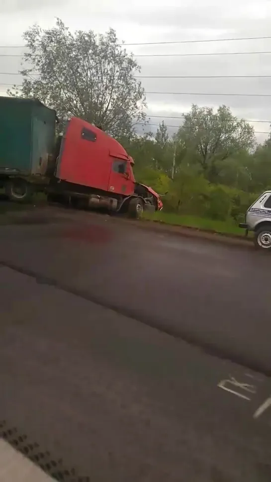 ДТП между фурой и Туарегом на Черлакском тракте (17.06.2019)